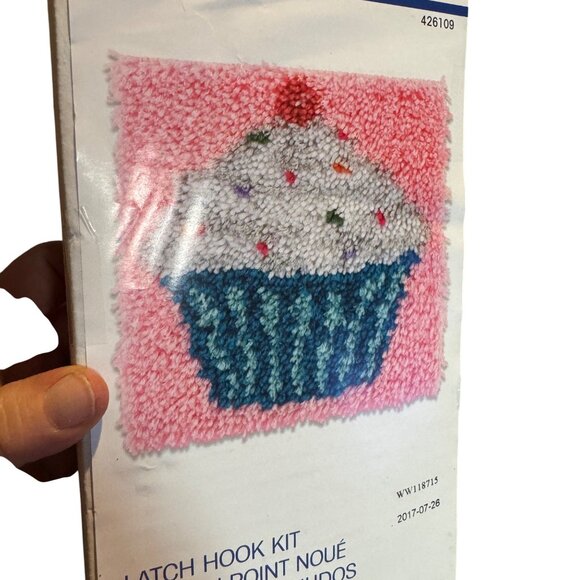 Wonderart Shaggy Latch Hook Rug Kit 12x12 cupcake pillow wall hanging decor 4261 - Picture 4 of 8